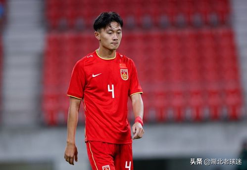 国足比赛现场，男球迷三次尝试亲吻女伴遭拒的反思