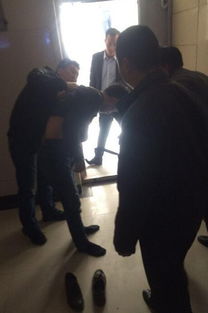 男子尾随女童进电梯还捂嘴？警方通报