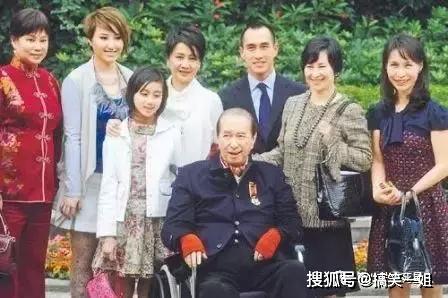 赌王孙女街头摆摊，传递家族勤劳精神