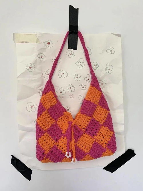 女生兼职钩织衣服，月入超两万——LABUBU编织新篇章